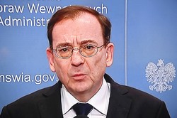 Kampania hejtu "motywowana politycznie"? Mariusz Kamiński i szef KGP murem za Policją