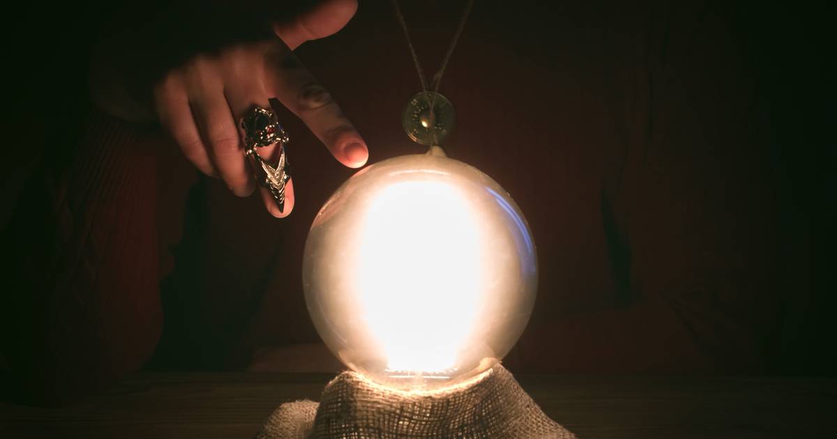 Хрустальный шар читать рассказ. Шар удачи будущее. crystal ball spiritual.