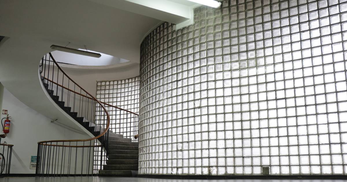 To ostatni taki budynek w Warszawie. Z zewnątrz zwyczajny, zaskakuje wnętrzem