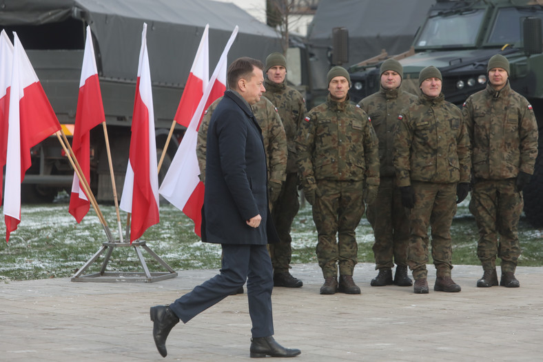 Minister obrony narodowej Mariusz Błaszczak podczas uroczystości podpisania porozumienia o przekazaniu nieruchomości dla nowej jednostki wojskowej w Grajewie, 19.11.2022.