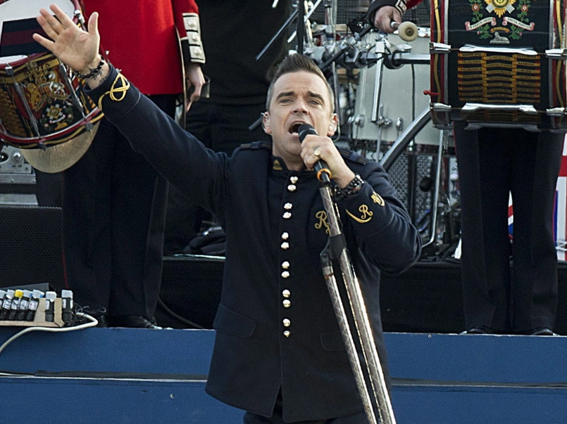 Imprezę zainaugurował Robbie Williams wykonując swój przebój "Let Me Entertain You", a w dalszej części "Pieśń o Mackie Majchrze" z "Opery za trzy grosze" – musicalu Kurta Weilla do sztuki Bertolta Brechta