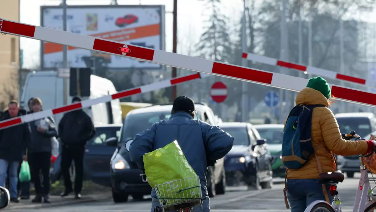 Młody mężczyzna został złapany na gorącym uczynku, podczas przechodzenia przez tory przy opuszczonych zaporach (zdjęcie ilustracyjne)