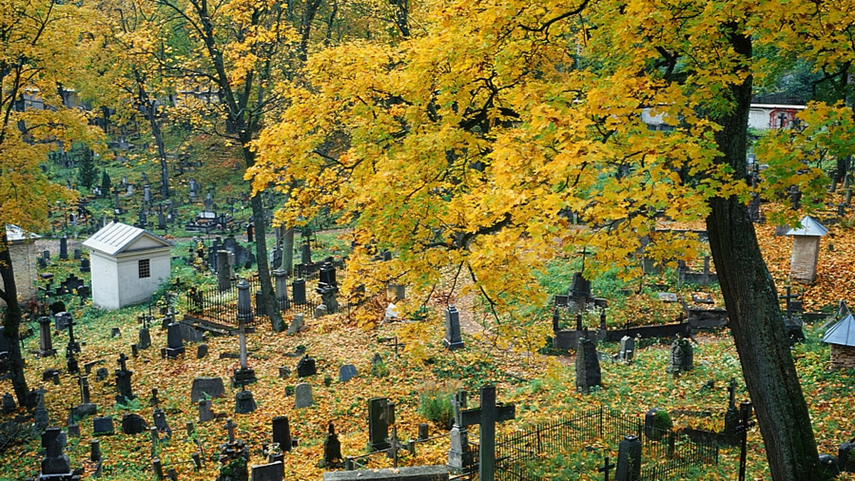 Przed zbliżającym się 1 listopada rozpoczęło się wielkie sprzątanie na wileńskim cmentarzu na Rossie, najstarszej nekropolii miasta, która w ubiegłym roku obchodziła 210 rocznicę założenia.