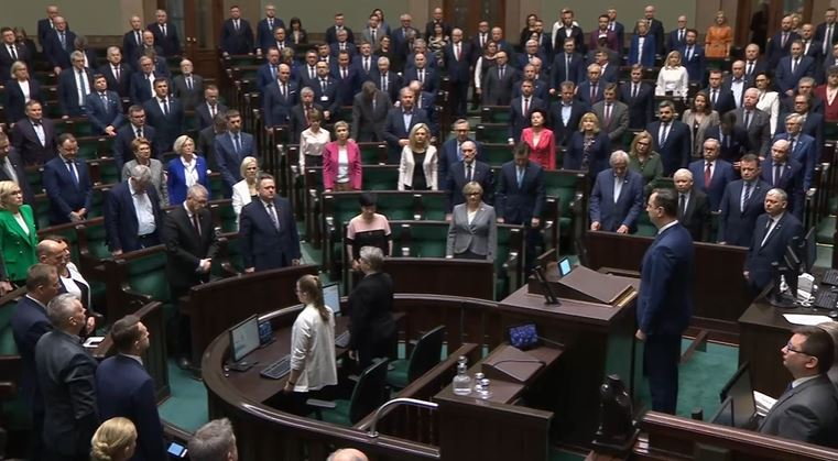 Posłowie odmawiają modlitwę w Sejmie
