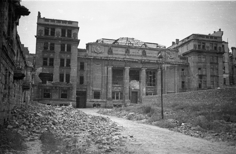 Warszawa, 1946. Zniszczony gmach Biblioteki Ordynacji Krasińskich przy ul. Okólnik 9