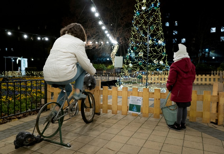 Vožnja biciklom osvetljava jelku u Budimpešti