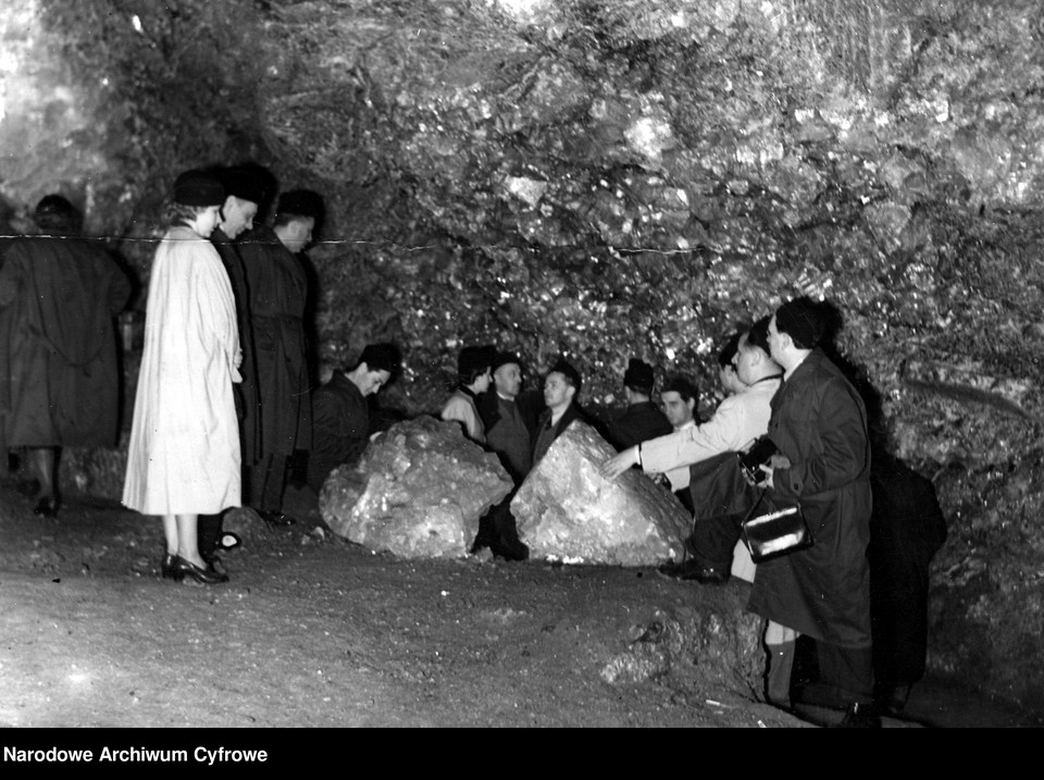 Grupa zwiedzających kopalnię przy bryłach soli, rok 1939