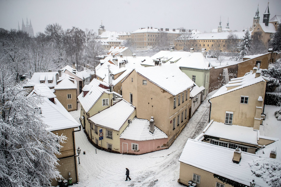 Opady śniegu zakłócają ruch na drogach i na kolei