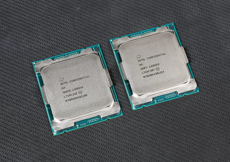 Po lewej Core i9-7960X, po prawej Core i9-7980XE