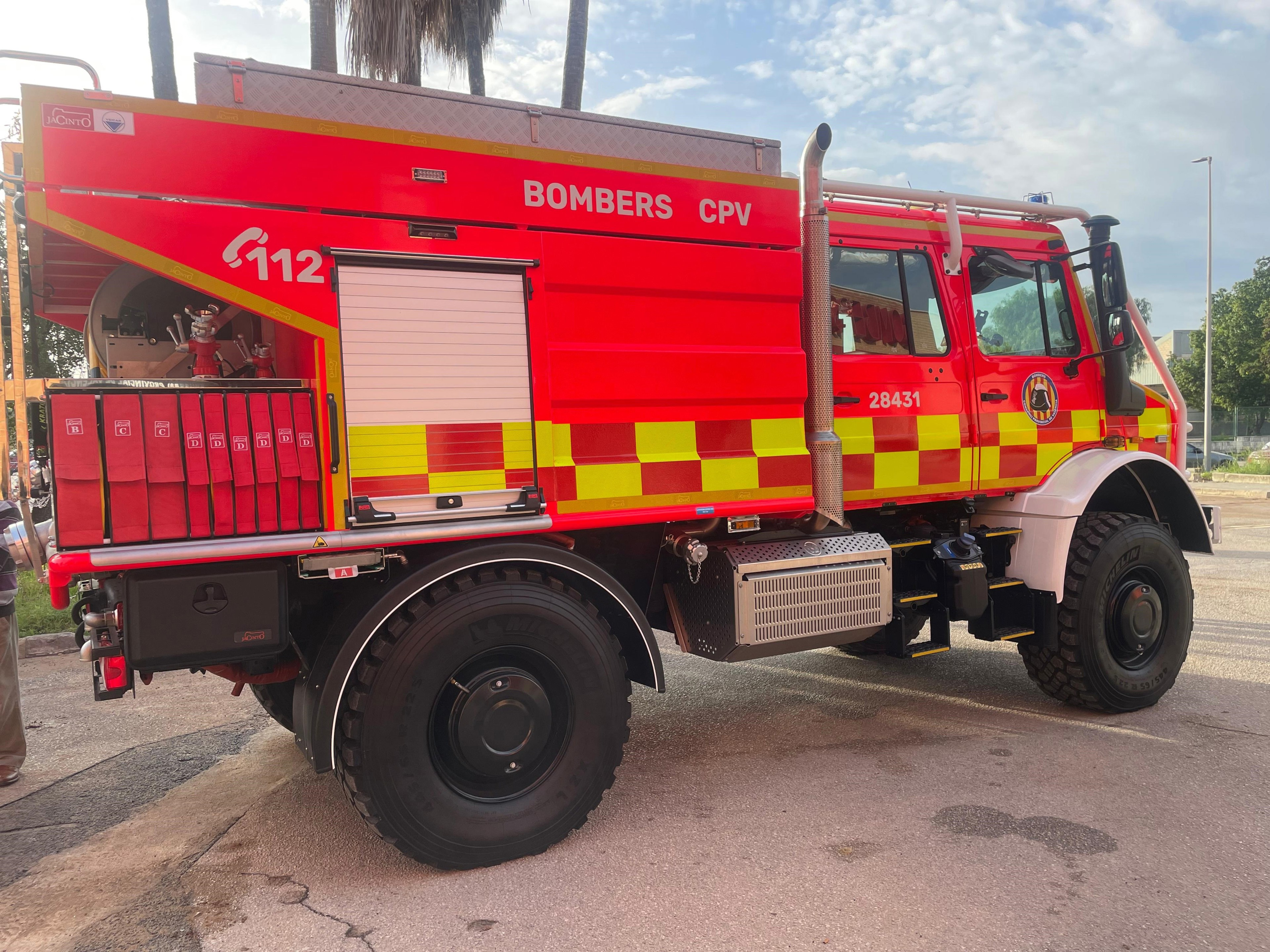 Los Bomberos de Valencia rescatan a personas atrapadas en vehículos por las fuertes lluvias