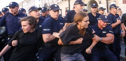 Marsz narodowców w Warszawie. Policja wynosiła protestujących