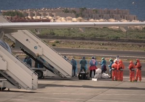 Putnici pored aviona španske vlade nakon iskrcavanja sa kruzera Hondijus na kojem je izbila zaraza hantavirusa, na Tenerifima, Kanarska ostrva, 10. maja
