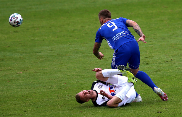 Piłkarz Piast Gliwice Piotr Parzyszek (P) i Dawid Szymonowicz (L) z Jagiellonii Białystok podczas meczu grupy mistrzowskiej Ekstraklasy