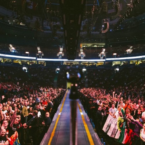 Gitarzysta U2 The Edge spadł ze sceny