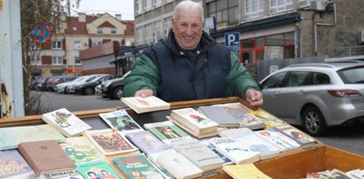 Mówią na niego Marian Antykwariat. W Dębicy rozdaje przechodniom książki