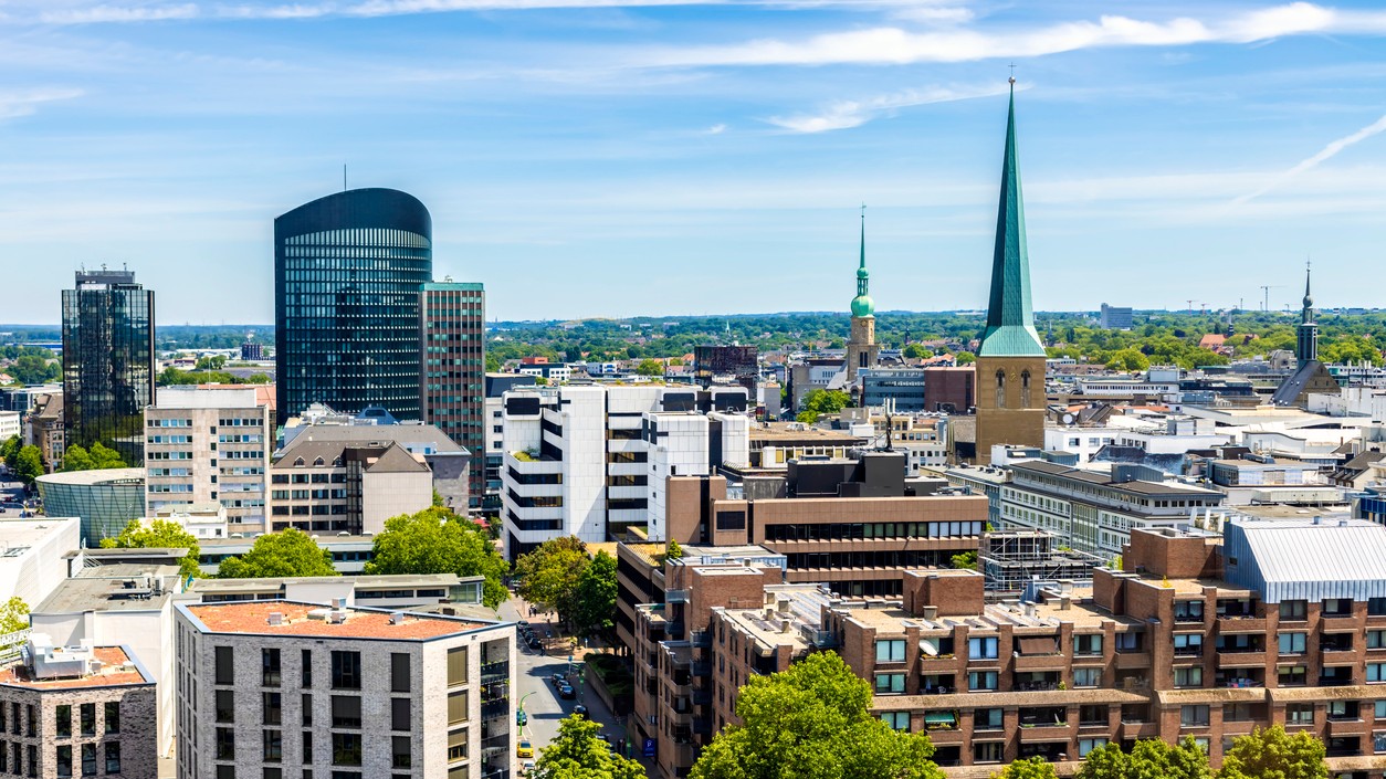 Dortmund, kde sa futbalová vášeň mieša s pokojom rozkvitnutých parkov a moderným mestským rytmom.