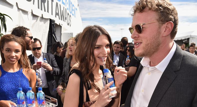 Emily Ratajkowski (L) and Sebastian Bear-McClard with FIJI Water during the 33rd Annual Film Independent Spirit Awards.Photo by Jeff Kravitz/FilmMagic for FIJI Water