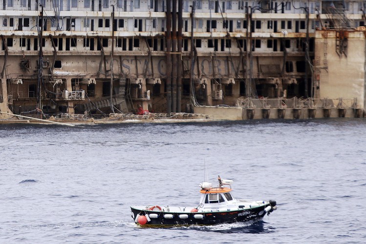Costa Concordia. Fot. EPA/CLAUDIO GIOVANNIN