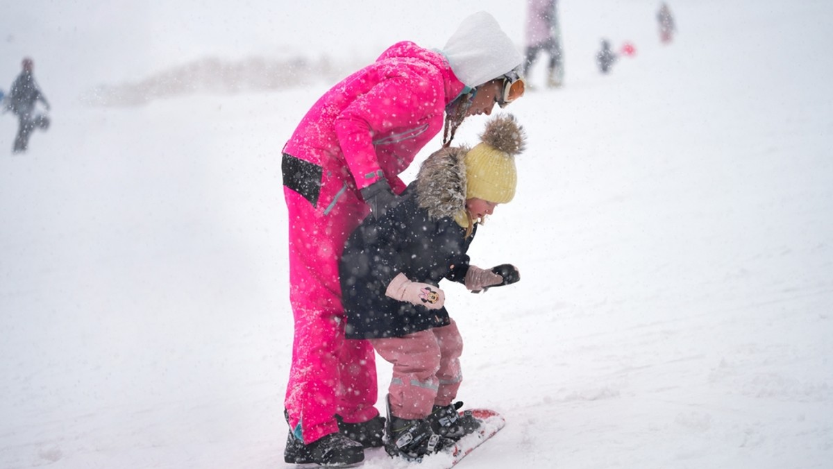 Ferie zimowe w 2025 r. Oto terminy dla poszczególnych województw Kobieta