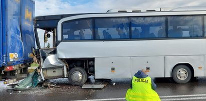 Autokar przewożący uczniów zderzył się z ciężarówką. Są ranni