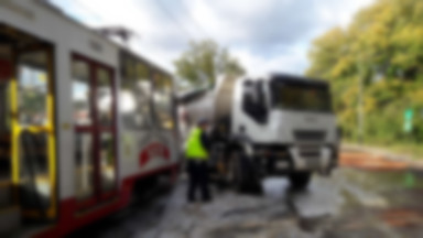 Łódź: zderzenie tramwaju z ciężarówką. Są ranni, Zgierska zablokowana