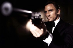 Bond – pięćdziesięcioletni przystojniak z dobrą bryką. Urodziny superagenta!