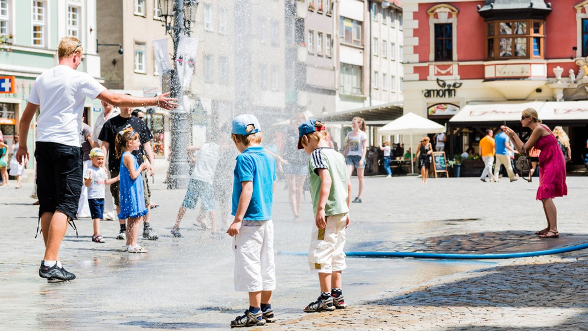 Instytut Meteorologii i Gospodarki Wodnej ostrzega dziś przed burzami z gradem w województwie podlaskim, mazowieckim, lubelskim i małopolskim oraz przed upałem do 34 st. w prawie całej wschodniej połowie kraju. Podczas burz wiatr w tych rejonach będzie wiał w porywach nawet do 120 km/h.