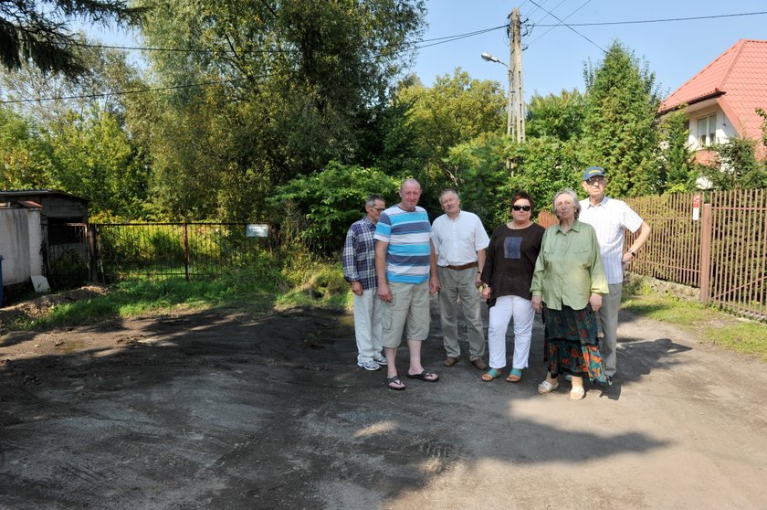 mieszkańcy na ulicy truskawkowej w Łodzi