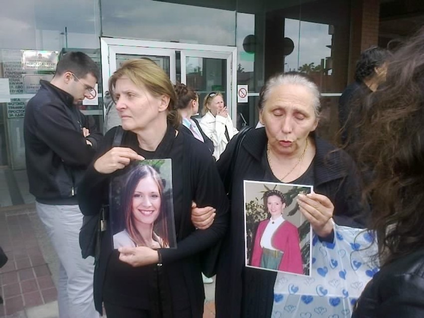 Progonićemo ga njenim slikama: Majka Katica Gundelj (levo)