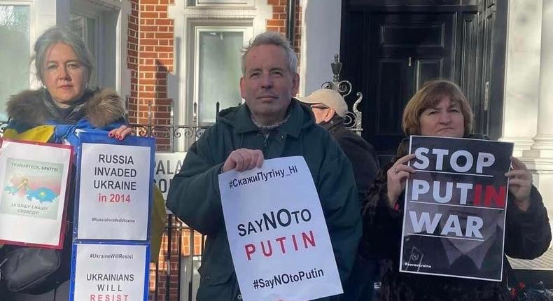 Vlodko Pawluk, center, protesting Russian President Vladimir Putin.