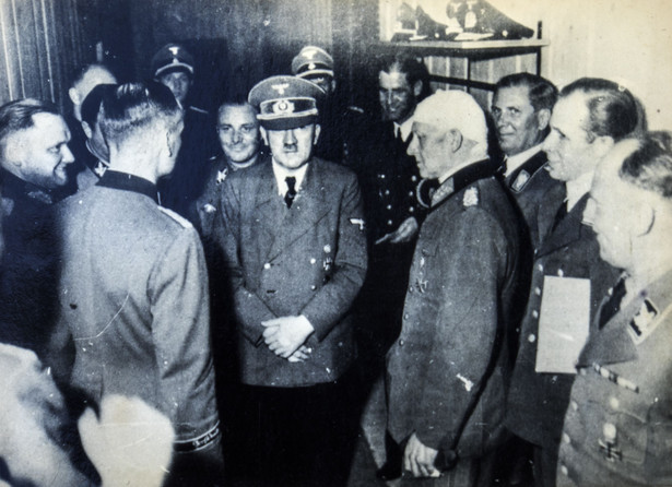 Adolf Hitler wśród współpracowników