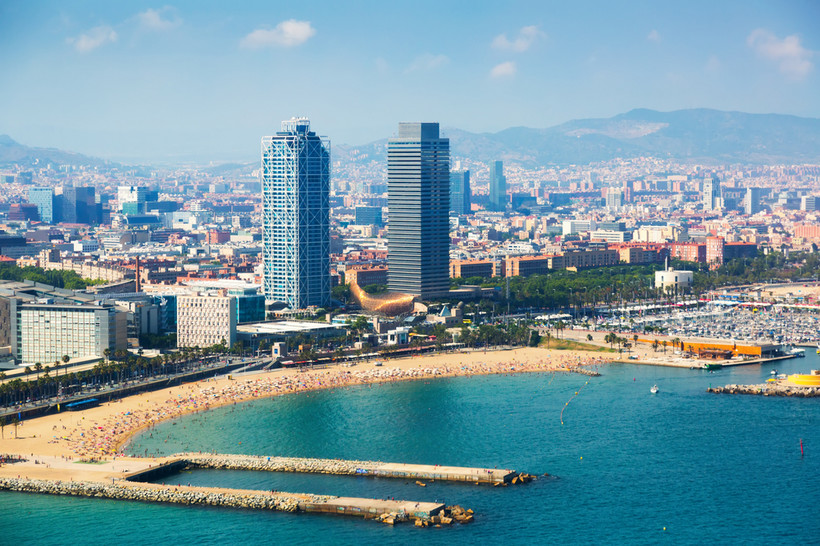 1. Hiszpania Najbardziej przyjaznym dla turystów miejsce okazała się Hiszpania. Kraj ten znajduje się na trzecim miejscu pod względem najczęściej odwiedzanych państw na świecie. Każdego roku odwiedza je 75 mln turystów. Na zdjęciu Barcelona