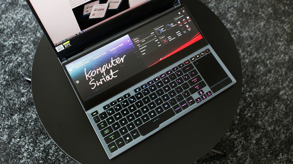 Wystarczy zaledwie spojrzeć na model Asus ROG Zephyrus Duo 15 (GX550LXS), aby zauważyć, że zauważalnie różni się on od standardowych urządzeń. To oczywiście nieco nietypowy laptop, jednak z powodzeniem można oba ekrany wykorzystać w zastosowaniach profesjonalnych