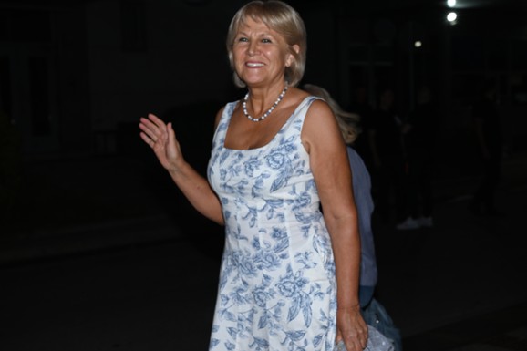 STANIJINA MAJKA POBEGLA OD KAMERA Slavica na finale Elite došla u šik haljini i izazvala pometnju u Šimanovcima: Sve oči uprte u nju