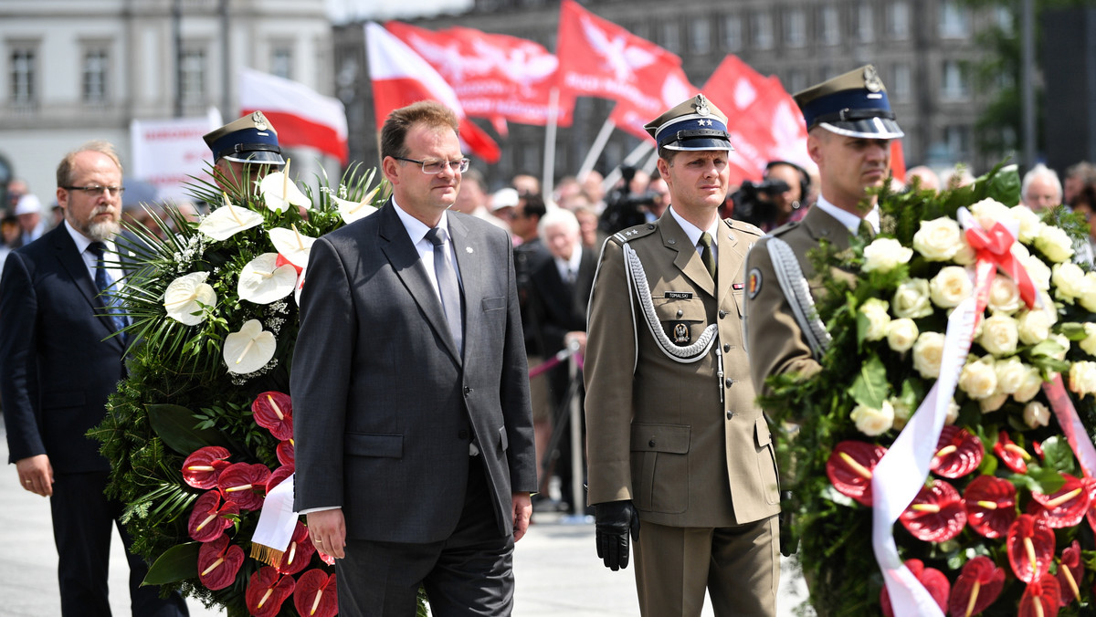 "Nie ustaniemy w wysiłkach, by wydarzenia rzezi wołyńskiej zostały godnie upamiętnione" - napisał premier Mateusz Morawiecki w liście, odczytanym podczas obchodów Światowych Obchodów 75. Rocznicy Ludobójstwa na Wołyniu, które odbywają się dziś w Warszawie.