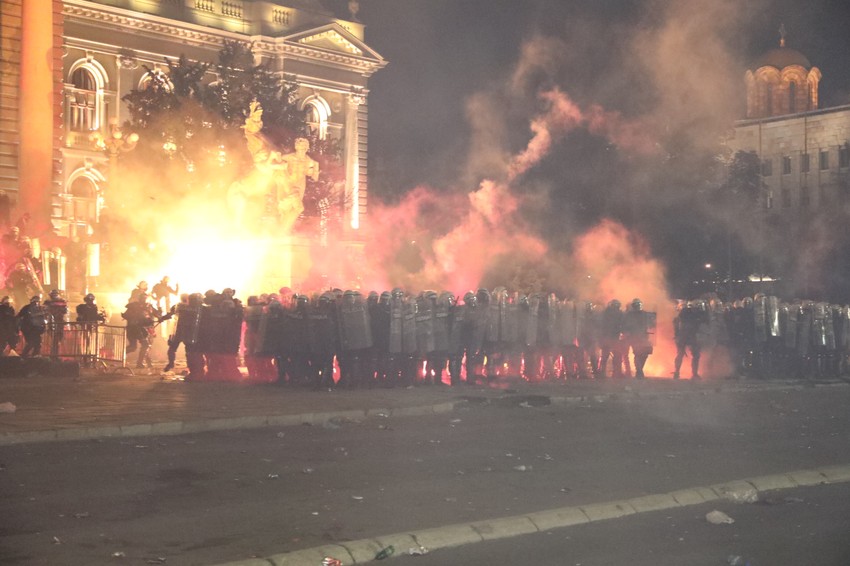 Haos ispred Skupštine Srbije