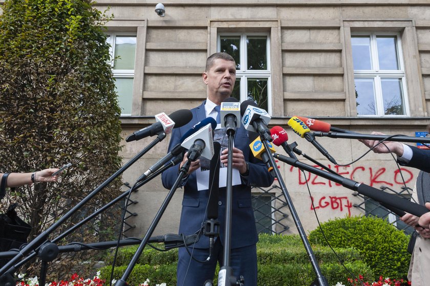 Konferencja ministra edukacji Dariusza Piontkowskiego przed gmachem MEN