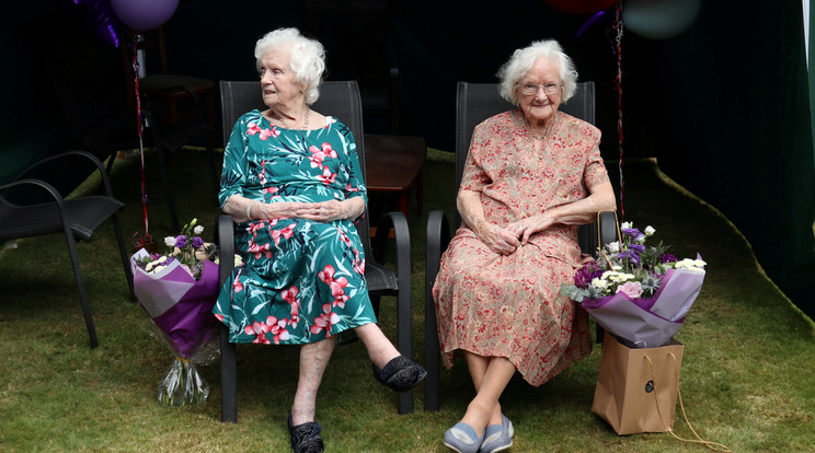 Elma (balra) és Thelma 104 évesen a legidősebb brit ikerpár / Fotó: Northfoto