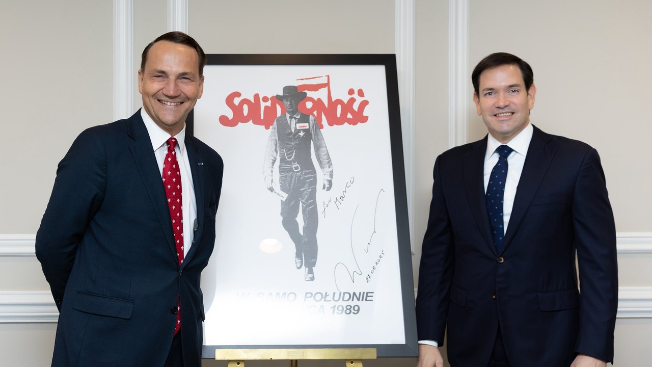 Radosław Sikorski met with Marco Rubio. He gave him a symbolic gift