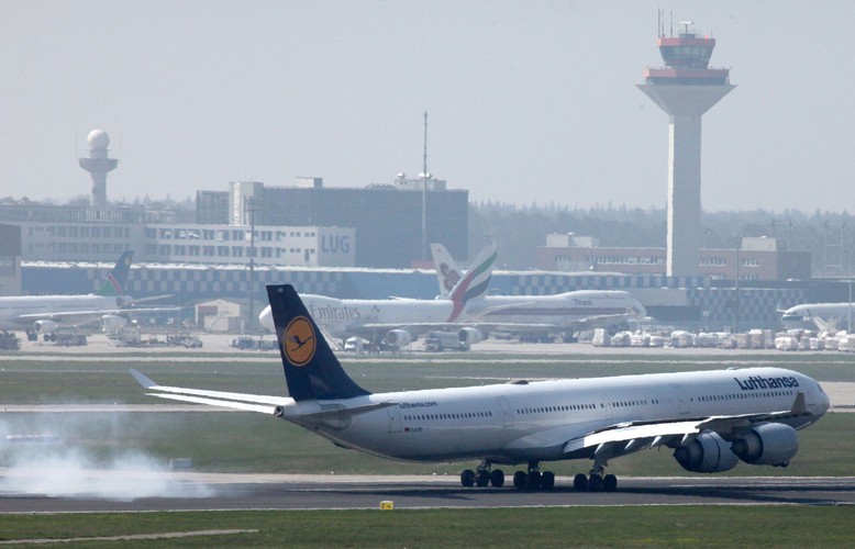 3. Frankfurt: 52,6 mln pasażerów. Największe lotnisko Niemiec. Jego obecna wydajność szacowana jest na 58 mln pasażerów rocznie. Tymczasem według prognoz w 2020 r. będzie chciało skorzystać z lotniska 90 mln ludzi. Obecnie trwa rozbudowa, która pozwoli przyjąć kolejne 6 mln podróżnych, w przyszłym roku ma rozpocząć się budowa nowego terminala na 25 mln pasażerów.