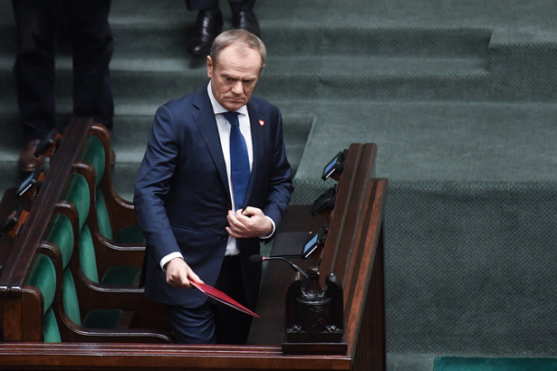 Premier Donald Tusk podczas debaty nad wotum nieufności wobec ministra Bartłomieja Sienkiewicza