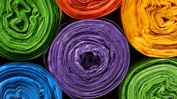 worki na odpady w nowym kolorze (fioletowym) już powinny trafić do gospodarstw domowych. jakie śmieci do nich wrzucać?