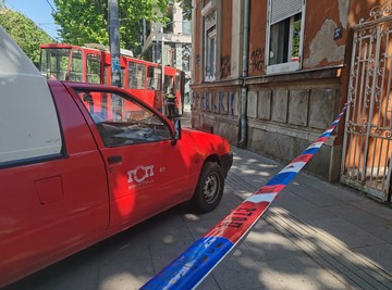 PRVE SLIKE SA MESTA NESREĆE nakon što se TRAMVAJ ZAKUCAO u zgradu srpske pevačice: Otkrila u kakvom su stanju ona i njena porodica