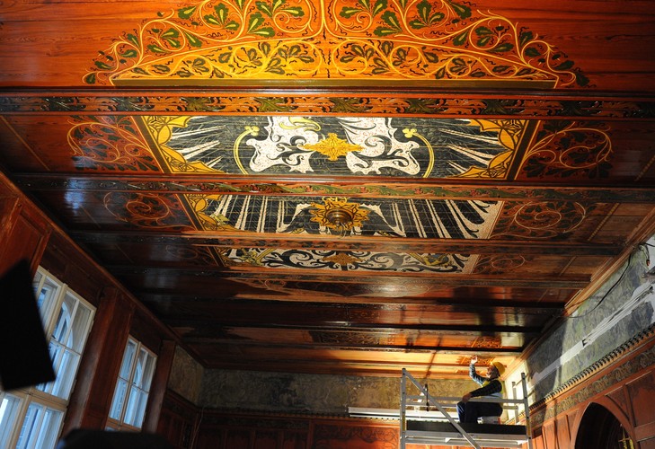 Czarny orzeł, symbol króla Prus Fryderyka Wilhelma I Pruskiego odkryty na suficie w Komendzie Wojewódzkiej Policji w Szczecinie