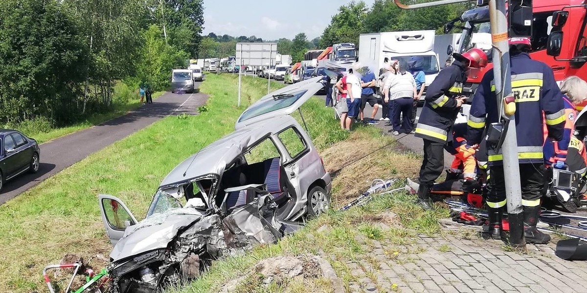 Auto zderzyło się z karetką