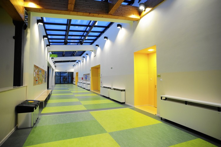 Budowa szkoły rozpoczęła się w lutym 2012 roku. Uczniowie takiej szkoły będą pewnie narzekać w przyszłości na swoje miejsca pracy. Mogą tego jednak uniknąć, jeśli trafią do biur Groupona czy Skype’a. Możesz zobaczyć w naszej galerii, jak wyglądają ich biura: <a href=' http://forsal.pl/artykuly/476172,uwaga_geniusz_w_pracy_siedziby_facebooka_skype_a_google_a_i_groupona.html' target='_blank'>Uwaga, geniusz w pracy - siedziby Facebooka, Skype'a, Google'a i Groupona</a>.