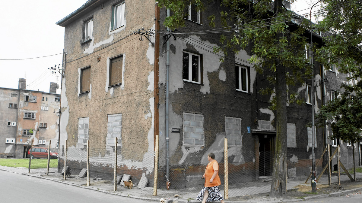 Ponad 30 mln zł odszkodowania chce samorząd Bytomia od Kompanii Węglowej za uszkodzone budynki w dzielnicy Karb; chce za to postawić nowe domy. Kompania odpowiada, że wypłaci odszkodowania - do wysokości rzeczywiście wyrządzonych szkód.