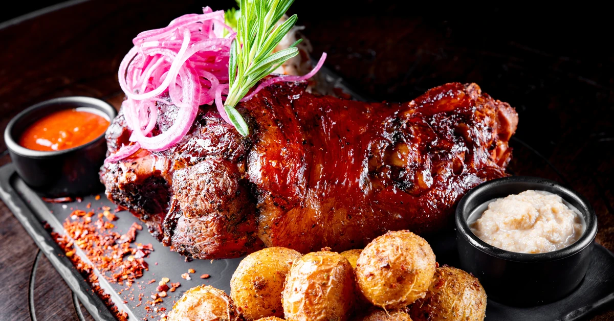 Pyszny obiad na sobotę. Podajemy przepis, Ty gotujesz. Złocista golonka z chrupiącą skórką