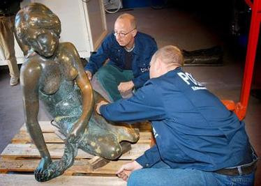 Technicy policyjni badają uszkodzenia posągu po wysadzeniu 10 września 2003 r.