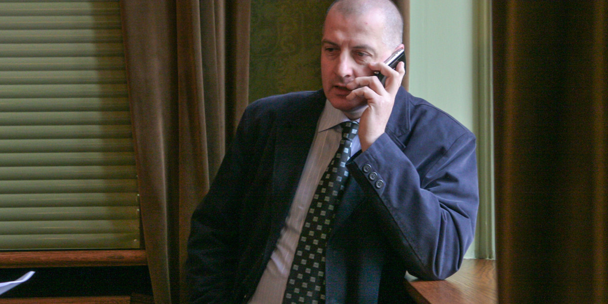 Rafał Dutkiewicz rozmawia przez telefon